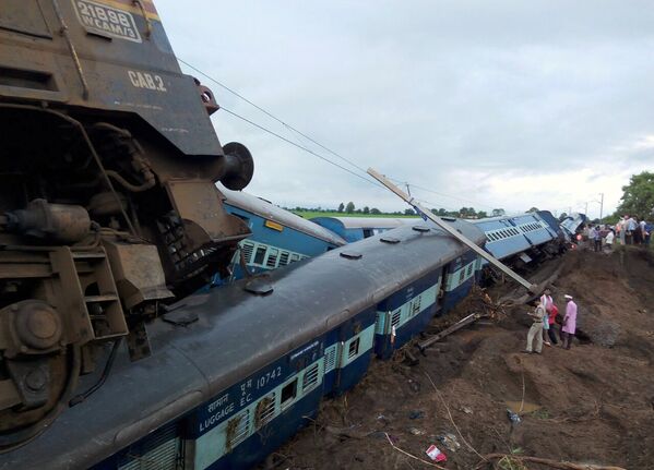 Железнодорожная катастрофа в индийском штате Мадхья-Прадеш - Sputnik Кыргызстан