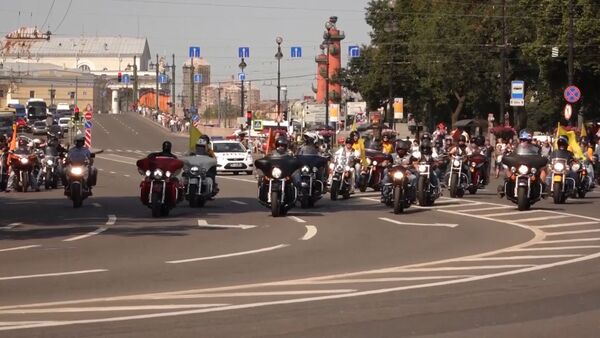 Тысячи байкеров промчались по улицам Петербурга. Кадры мотопарада Harley Days - Sputnik Кыргызстан