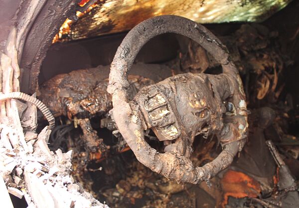 В салоне одной из шести сгоревших ночью в воскресенье в Донецке автомашин миссии ОБСЕ. - Sputnik Кыргызстан