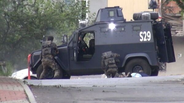 Кадры перестрелки полицейских с неизвестными на месте теракта в Стамбуле - Sputnik Кыргызстан