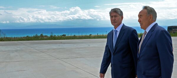 Президент Кыргызстана Алмазбек Атамбаев встретился с президентом Казахстана Нурсултаном Назарбаевым на Иссык-Куле. - Sputnik Кыргызстан