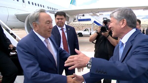 Атамбаев обнял и поприветствовал Назарбаева в аэропорту Тамчы - Sputnik Кыргызстан