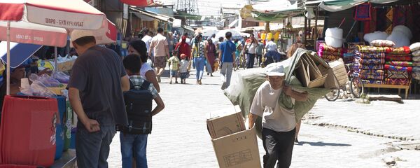 Мужчина переносит бумажные картоны на рынке Дордой, Бишкек. Архивное фото - Sputnik Кыргызстан