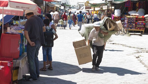 Мужчина переносит бумажные картоны на рынке Дордой, Бишкек. Архивное фото - Sputnik Кыргызстан