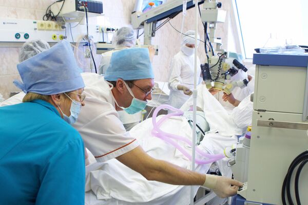 Анестезиологический контроль состояния пациента во время операции. Архивное фото - Sputnik Кыргызстан