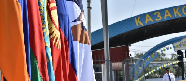 Флаги стран ЕАЭС на контрольном-пропускном пункте Ак-Жол. Архивное фото - Sputnik Кыргызстан