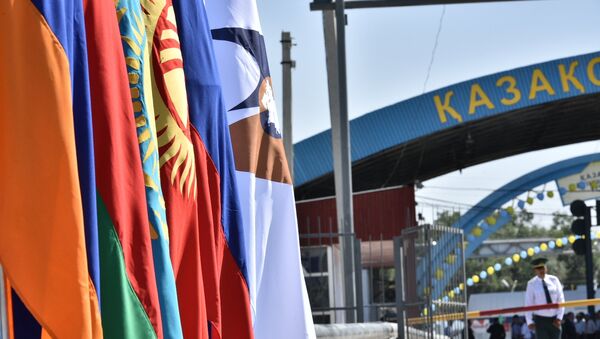 Флаги стран ЕАЭС на фоне контрольного-пропускного пункта Ак-Жол. Архивное фото - Sputnik Кыргызстан