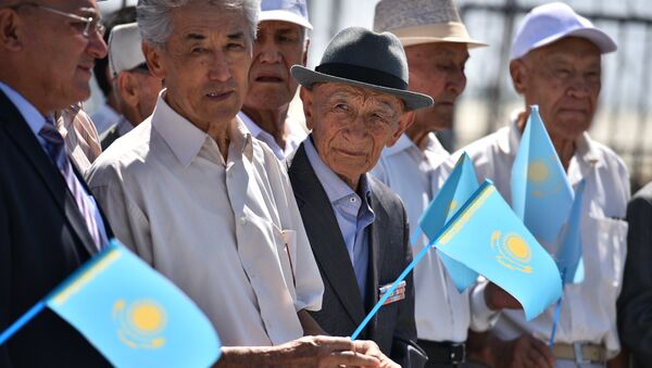 Казахстанцы с флагами. Архивное фото - Sputnik Кыргызстан