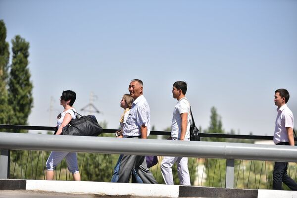После торжественной церемонии поток людей, пересекающих границу, возобновился - Sputnik Кыргызстан