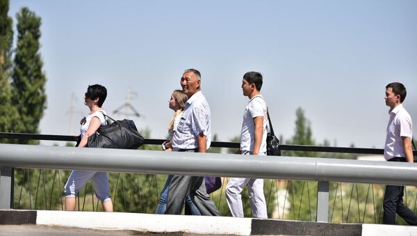 Люди на контрольно-пропускной пункте Ак-Жол. Архивное фото - Sputnik Кыргызстан