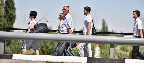 Чек-араны өтүп бара жатан жарандар. Архив - Sputnik Кыргызстан