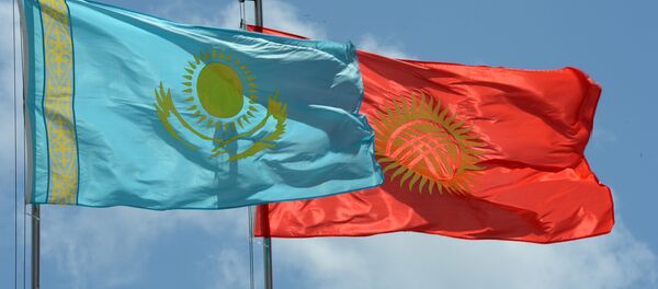 Государственные флаги Кыргызстана и Казахстана. Архивное фото - Sputnik Кыргызстан