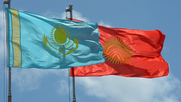 Государственные флаги Кыргызстана и Казахстана. Архивное фото - Sputnik Кыргызстан
