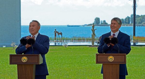Эки өлкөнүн президенттери телекөпүрө аркылуу ЕАЭБдин чек арасын ачууга буйрук берүүдө - Sputnik Кыргызстан