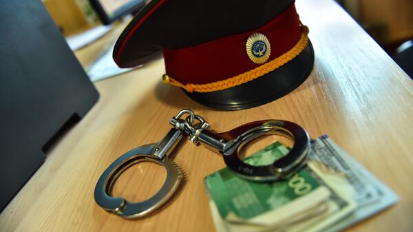 Милицейская фуражка с деньгами и с наручниками. Архивное фото  - Sputnik Кыргызстан
