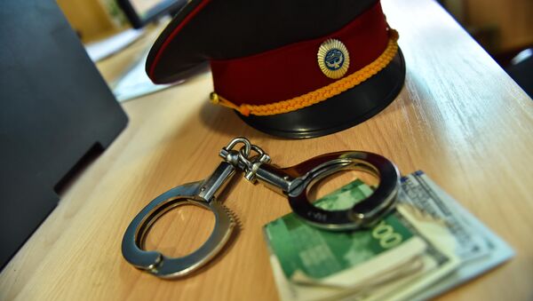 Фуражка сотрудника МВД, наручники и деньги. Иллюстративное фото - Sputnik Кыргызстан