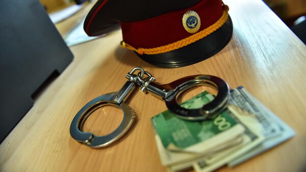 Фуражка сотрудника МВД, наручники и деньги. Иллюстративное фото - Sputnik Кыргызстан