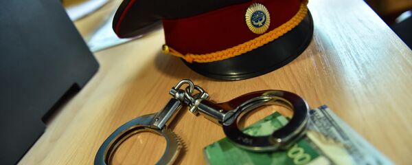Милицейская фуражка с деньгами и с наручниками. Архивное фото - Sputnik Кыргызстан
