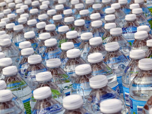 Питьевая вода в бутылках. Архивное фото - Sputnik Кыргызстан