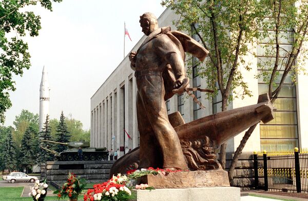 Памятник в честь погибшего экипажа атомной подводной лодки Курск. Архивное фото - Sputnik Кыргызстан