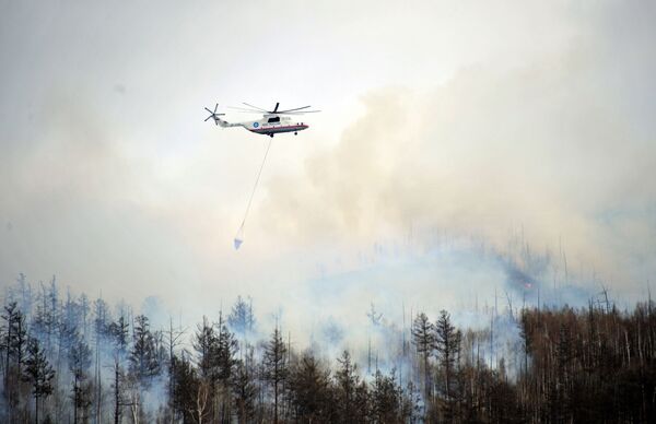 Вертолет МЧС РФ тушит лесные пожары. Архивное фото - Sputnik Кыргызстан