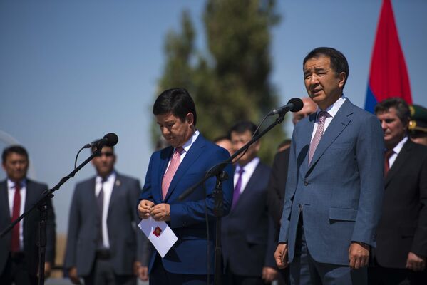 Перед собравшимися выступили премьер-министры Кыргызстана Темир Сариев и Казахстана Карим Масимов - Sputnik Кыргызстан