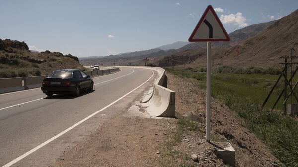 Дорожный знак на дороге Бишкек–Иссык-Куль. Архивное фото - Sputnik Кыргызстан