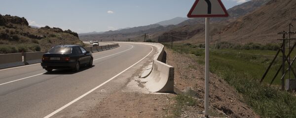 Дорожный знак на дороге Бишкек–Иссык-Куль. Архивное фото - Sputnik Кыргызстан