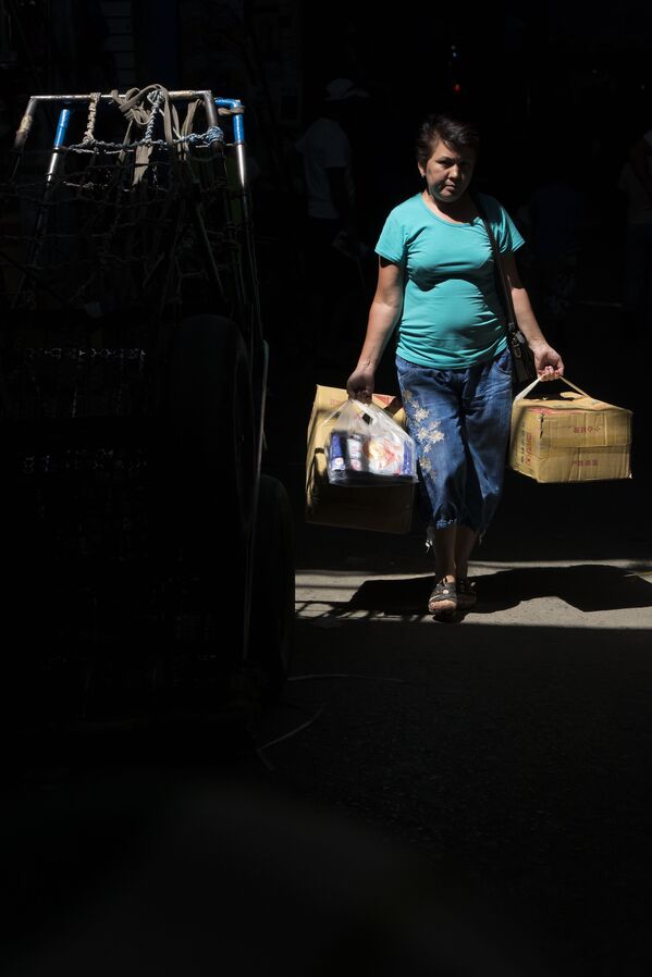 Женщина на рынке Дордой в Бишкеке. - Sputnik Кыргызстан