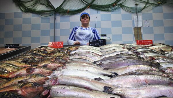 Продажа рыбы в магазине. Архивное фото - Sputnik Кыргызстан