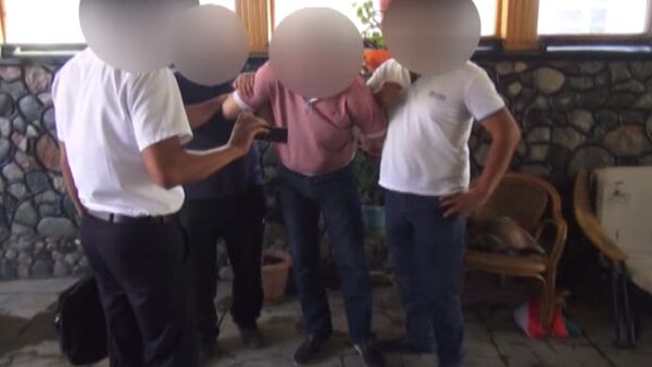 Меченые доллары, гашиш и взятка — задержание милиционеров-вымогателей - Sputnik Кыргызстан