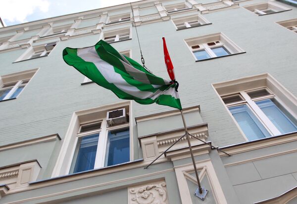 Флаг Абхазии на здании посольства республики в Москве. Архивное фото - Sputnik Кыргызстан