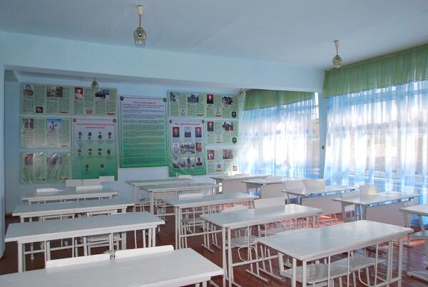 Пограничники своими силами отремонтировали класс баткенской школы - Sputnik Кыргызстан