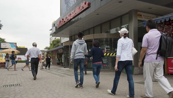 Люди проходят у ЦУМа в Бишкеке. Архивное фото - Sputnik Кыргызстан