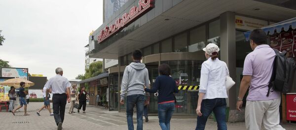 Прохожие у здания ЦУМ Айчурек. Архивное фото - Sputnik Кыргызстан