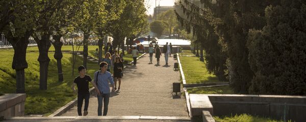 Горожане на площади Ала-Тоо в Бишкеке. Архивное фото Горожане на площади Ала-Тоо в Бишкеке. Архивное фото - Sputnik Кыргызстан