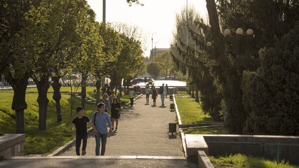 Люди на центральной площади Ала-Тоо в Бишкеке. Архивное фото - Sputnik Кыргызстан