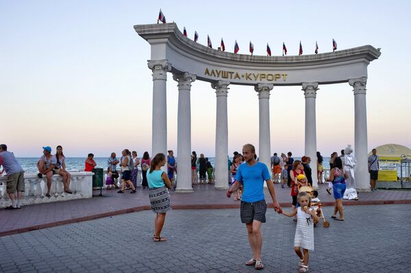 Отдыхающие на площади возле ротонды в городе Алуште в Крыму. Архивное фото - Sputnik Кыргызстан