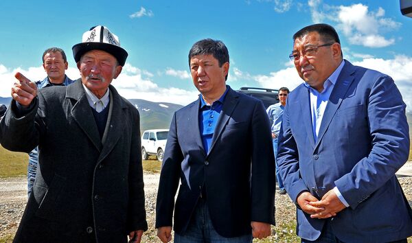 Премьер-министр Темир Сариев встретился с животноводами, населяющими пастбище Сонкуль - Sputnik Кыргызстан