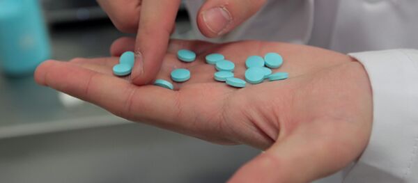 Лекарства на ладони врача. Архивное фото - Sputnik Кыргызстан