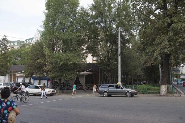 Сегодня в этом здании располагаются ОАО Кыргыз почтасы и ресторан Бухара - Sputnik Кыргызстан