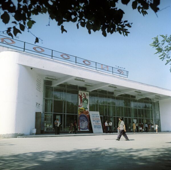 Здание кинотеатра Россия в городе Фрунзе - Sputnik Кыргызстан