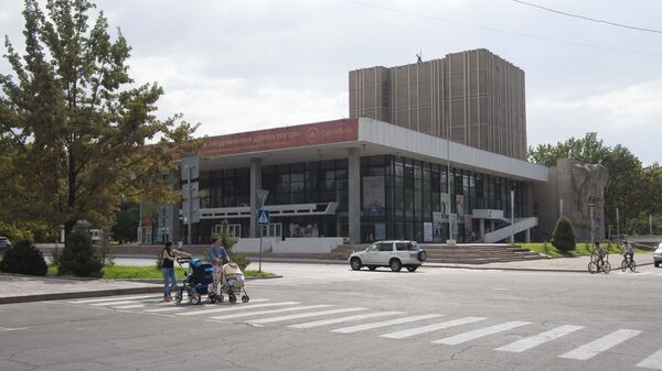 Здание Кыргызского Национального драматического театра имени Токтоболота Абдымомунова. Архивное фото - Sputnik Кыргызстан