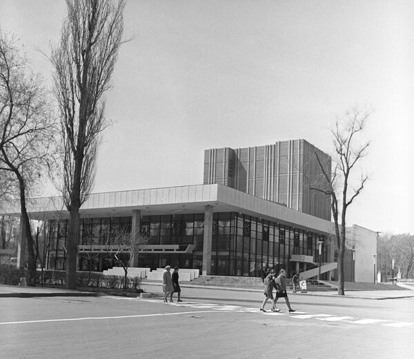 Здание Кыргызского национального драматического театра имени Токтоболота Абдымомунова построено в 1970 году - Sputnik Кыргызстан