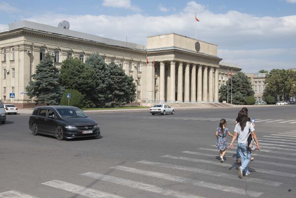 После переезда в 2010 году Жогорку Кенеша в Белый дом здесь снова заседает кабмин республики - Sputnik Кыргызстан
