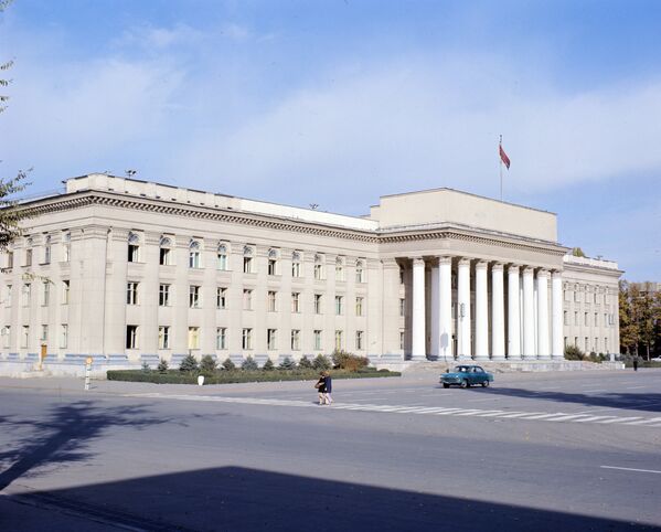 Здание ЦК КП Киргизии и Совета Министров Киргизской ССР возвели в 1954 году на площади Правительства - Sputnik Кыргызстан