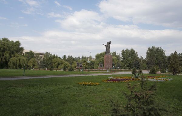 На высоком гранитном постаменте фигура женщины со знаменем в руке. Архивное фото - Sputnik Кыргызстан