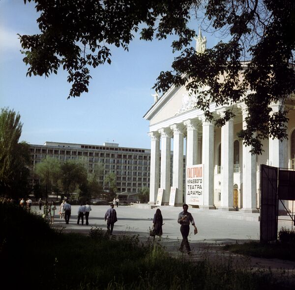 Вид на театр оперы и балета и гостиницу Кыргызстан, 1971 год - Sputnik Кыргызстан