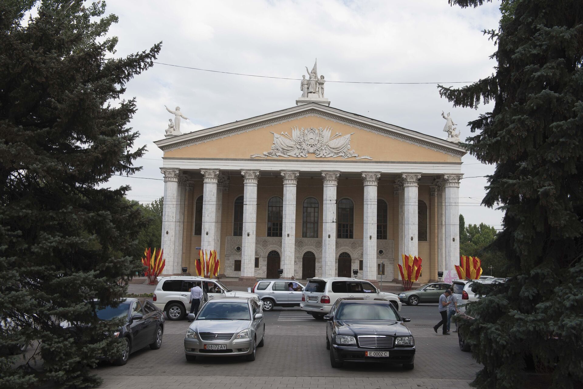 Здание театра оперы и балета имени Абдыласа Малдыбаева  - Sputnik Кыргызстан, 1920, 29.05.2023