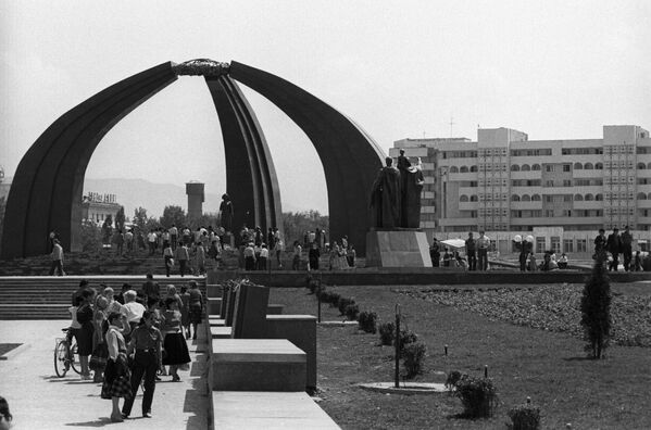 Монумент памяти павших в Великой Отечественной войне 1941-1945 годов на площади Победы возвели… - Sputnik Кыргызстан